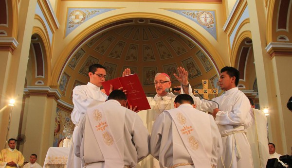 Cardenal: 'Ser sacerdote es desbordar de amor para servir a los demás”