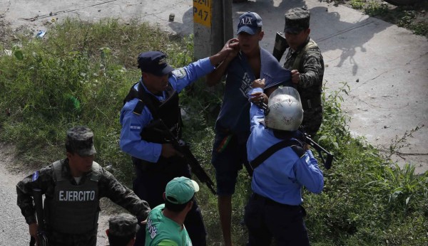 ¡Penoso! Barras se agarran a pedradas previo al clásico