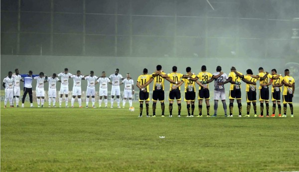 Emotivos homenajes al Chapecoense en las semifinales de Honduras