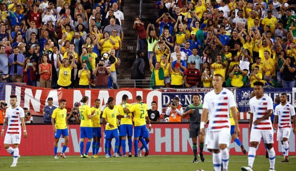 Los brasileños celebran el gol de Neymar contra Estados Unidos. Foto AFP