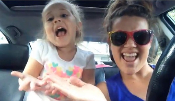 Video: Madre e hija imitan casi a la perfección canción de Frozen