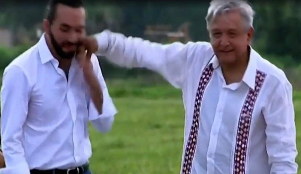 Captura de pantalla del momento en que el presidente López Obrador golpeó a su homólogo salvadoreño.