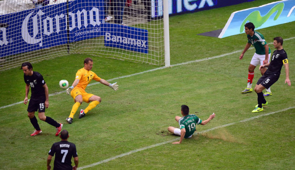 México golea a Nueva Zelanda y pone un pie en el Mundial de Brasil