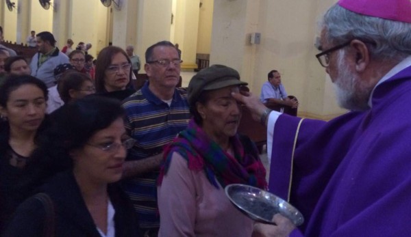 Sampedranos participan en la imposición de las cenizas