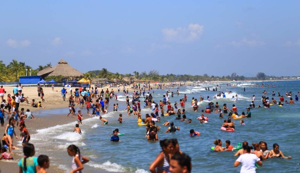 Más de 100 mil turistas llegan a diario a las playas de Tela