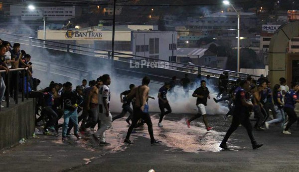 ¡Terrible! Disturbios en las afueras del Nacional tras el Motagua - Olimpia