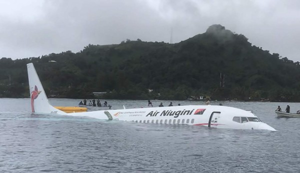 Un avión cae en una laguna y se salvan todos los pasajeros