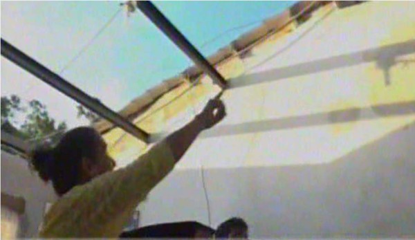 Hombre le quita el techo a la casa de su exmujer y sus dos hijos