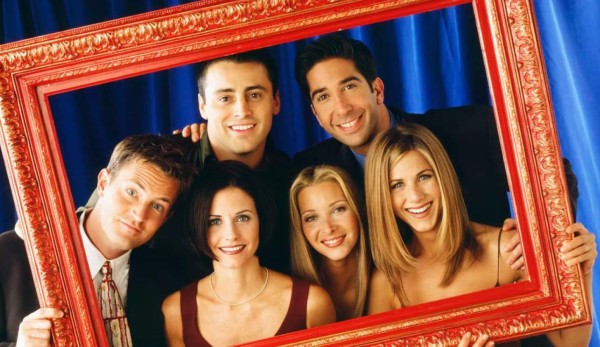 Creadora de 'Friends' se disculpa entre lágrimas por la falta de diversidad en la serie