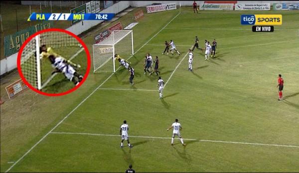 En el estadio Excélsior el Motagua pidió gol en esta acción contra el Platense.