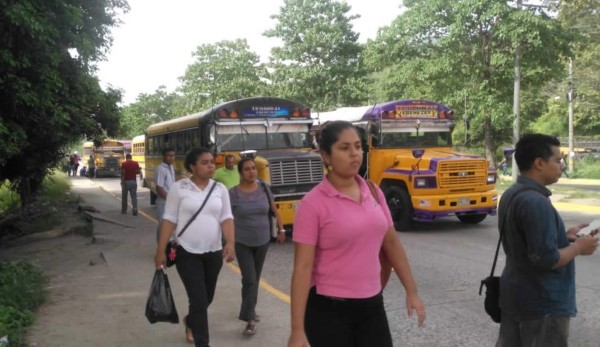 Los hondureños han tenido que caminar varias horas para llegar a su destino filal. Foto: Amilcar Izaguirre.