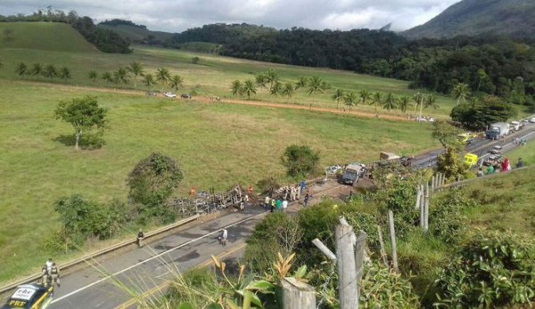 Suben a 21 los muertos en accidente múltiple en Brasil