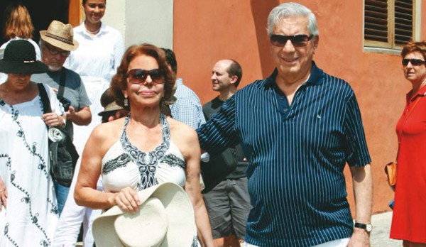 Vargas Llosa ofrece mitad de fortuna a su esposa