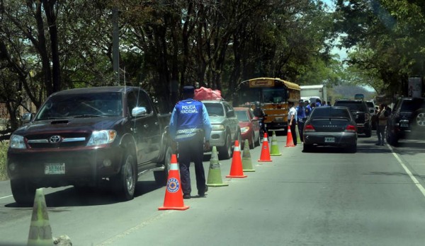 Interminables caravanas de vehículos de regreso a casa tras finalizar feriado