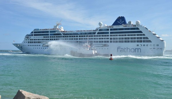 Registro panorámico del crucero Adonia, de la compañía Fathom, filial de la estadounidense Carnival, durante su viaje inaugural de siete días a Cuba, en el puerto de Miami (Florida, EE.UU.). EFE