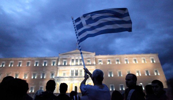 Grecia espera cerrar el tercer rescate y evitar un crédito puente
