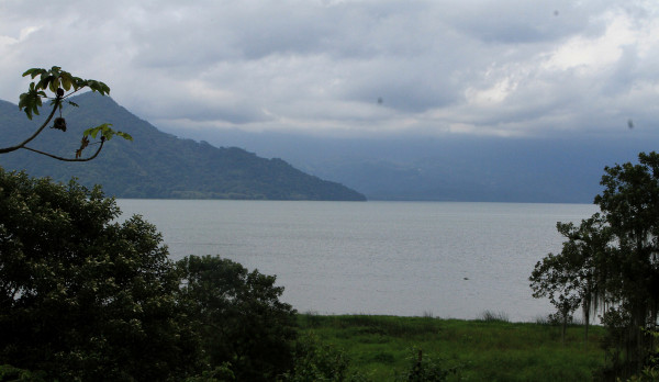 Un vistazo sobre los espejos del Lago de Yojoa