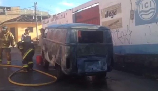 Microbús explota tras llenar tanque de gasolina, asegura conductor