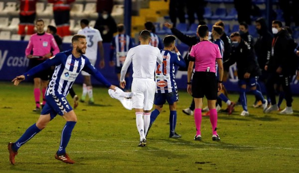 El defensa del Alcoyano, Raúl, celebra su pase a los octavos de la Copa del Rey tras derrotar el Real Madrid por 2-1 en el encuentro que han disputado en el estadio El Collao, en Alcoy (Alicante). EFE/ Manuel Lorenzo.