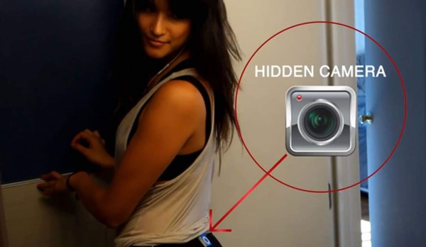 Esta joven actriz se colocó una cámara oculta en sus pompas y mira lo que mostraron las imágenes. Foto YouTube.