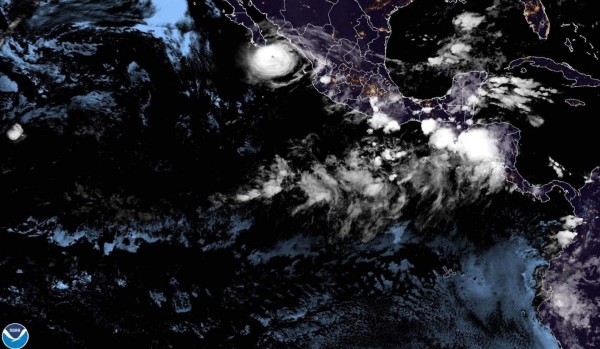 Huracán Olaf toca tierra en la mexicana Baja California Sur, México  