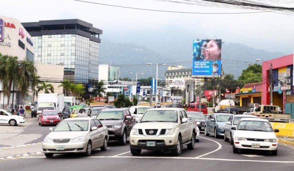 Desfiles y marchas generan congestionamiento en San Pedro Sula