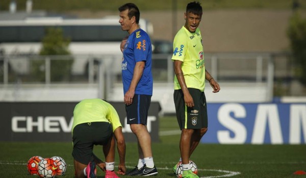 Neymar abandona el entrenamiento de Brasil con problemas en la rodilla