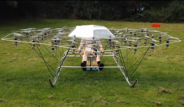 Un hombre crea el primer vehículo aéreo hecho con 54 drones