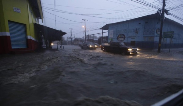 Fuertes lluvias dejan inundaciones en San Pedro Sula