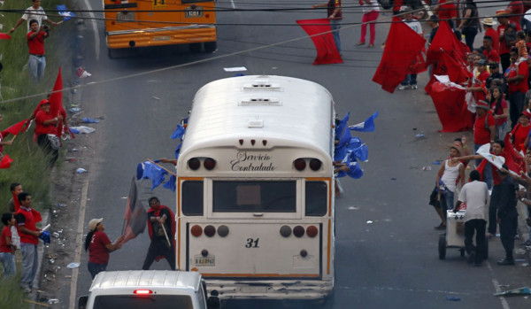 Seguidores de Libre lanzan piedras a buses de activistas del Partido Nacional