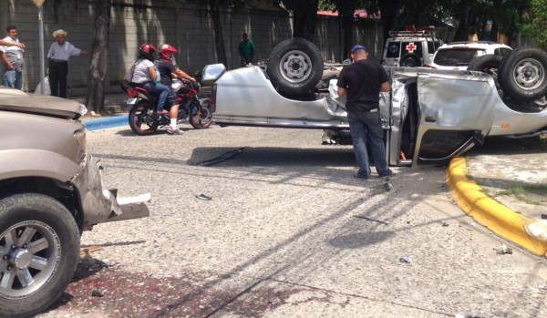 Aparotoso accidente deja ilesos a conductores en San Pedro Sula