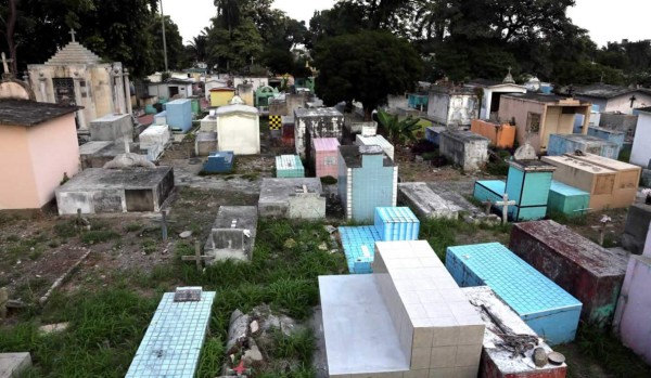 Centinelas argumentan que el interior de un cementerio existen cosas paranormales. Foto Joseph Amaya.