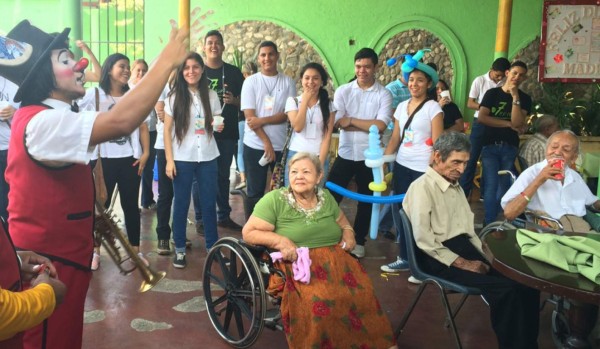 Jóvenes llevan alegría al asilo de ancianos de San Pedro Sula