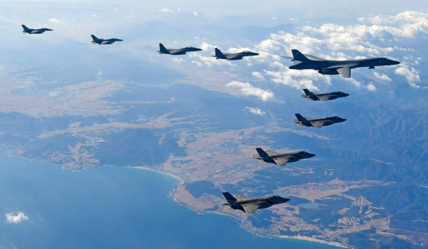 Bombardero nuclear de EUA sobrevuela la península coreana