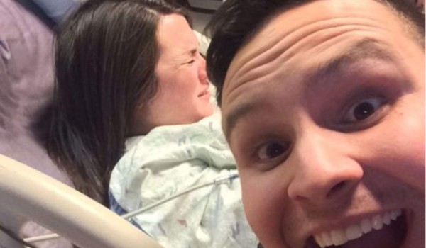 Se toma selfie con su esposa en pleno parto
