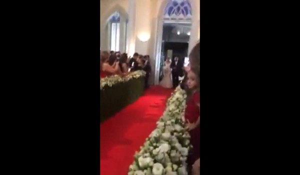 Invitada arruina la entrada triunfal de novia en boda