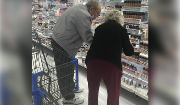 Se viraliza foto de pareja de ancianos en el supermercado