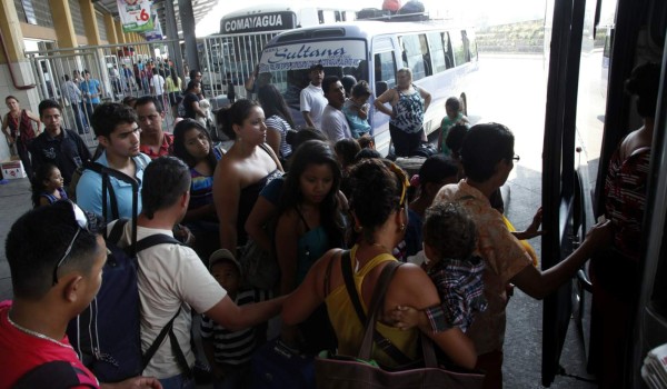 Buses salen llenos de la terminal de San Pedro Sula