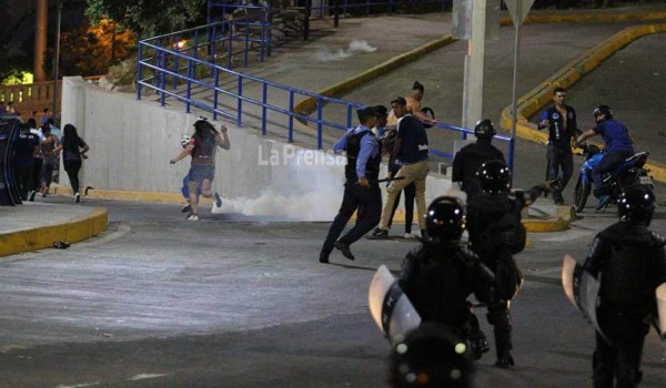 ¡Terrible! Disturbios en las afueras del Nacional tras el Motagua - Olimpia