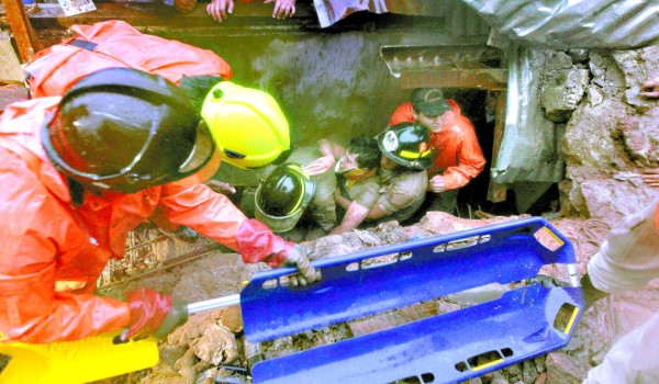 Bomberos rescatan a joven tras quedar soterrado en su casa