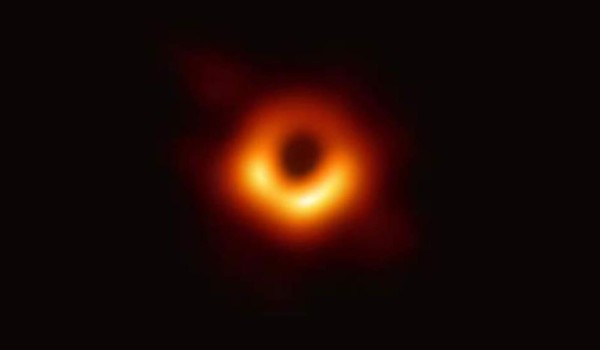 Fotografía facilitada por el CSIC de la primera imagen obtenida de un agujero negro, uno de los grandes misterios del Universo.La histórica fotografía, obtenida a partir de una red ocho observatorios situados en distintos puntos del mundo, consiste en un anillo con una mitad más luminosa que la otra, que corresponde al agujero negro supermasivo ubicado en el centro de la galaxia M87, a 53,3 millones de años luz de la Tierra. EFE/CSIC