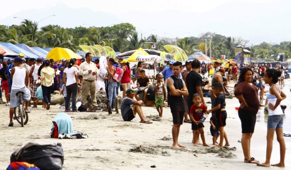 Veraneantes gozan del mar en Omoa y Puerto Cortés