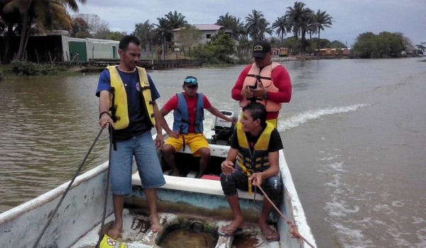 Rescatan con vida a tres náufragos en el litoral atlántico