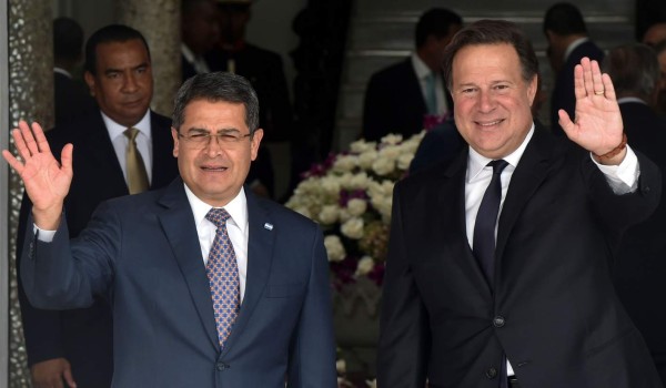 Juan Orlando es recibido por el presidente de Panamá Juan Carlos Varela