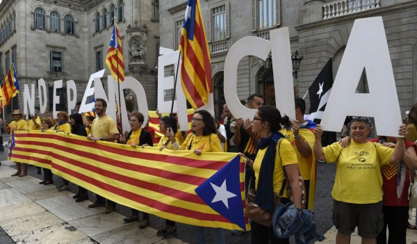 Catalanes suspenden campaña y declinan su sueño de independencia