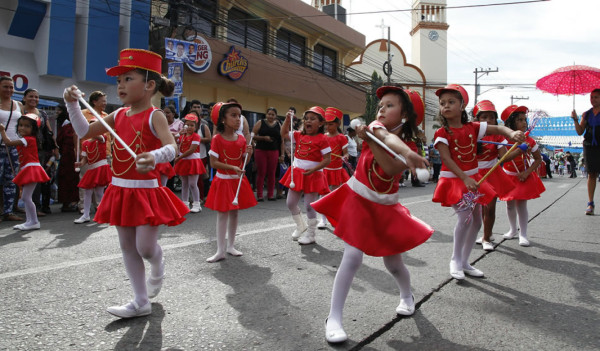 Los niños de Honduras lucen sus mejores galas en los desfiles patrios