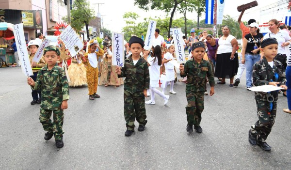 Fotos: Así demostraron el civismo los pequeños patriotas