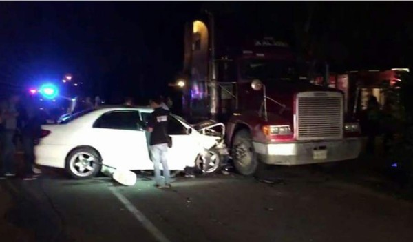 Muere esposa de regidor porteño tras impactar rastra con su vehículo