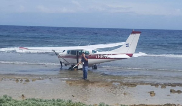 Avioneta aterriza de emergencia en playa de Utila
