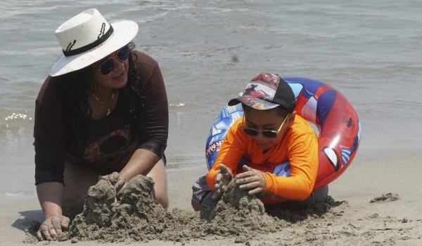 Veraneantes inundan Tela y todas las playas caribeñas